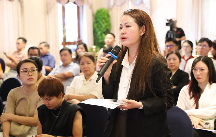 Doanh nghiệp nêu câu hỏi tại hội nghị. Ảnh: Minh Khuê