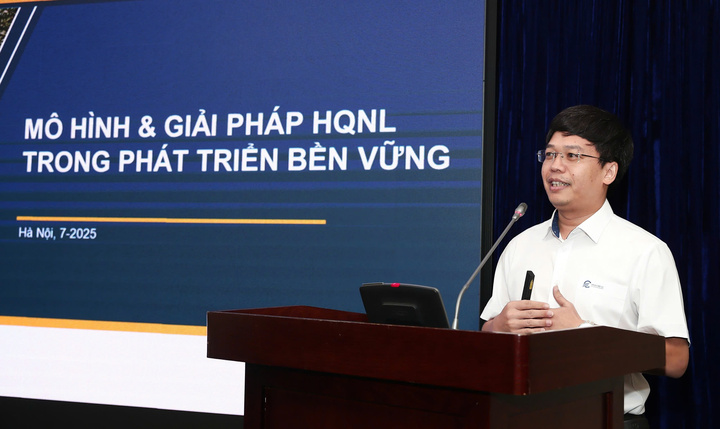 TS. Dương Trung Kiên, Phó Hiệu trưởng Trường Đại học Điện lực giới thiệu các mô hình và giải pháp hiệu quả trong sử dụng năng lượng tiết kiệm và hiệu quả trong phát triển bền vững. Ảnh: Nam Nguyễn