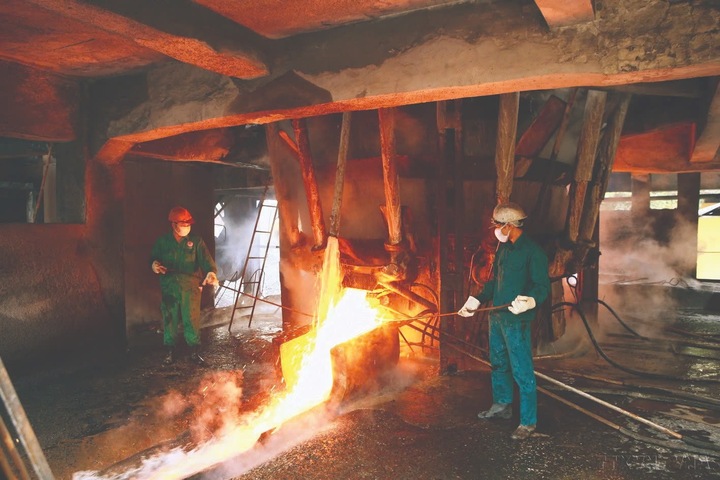 Công nhân đang làm việc tại xưởng sản xuất của công ty