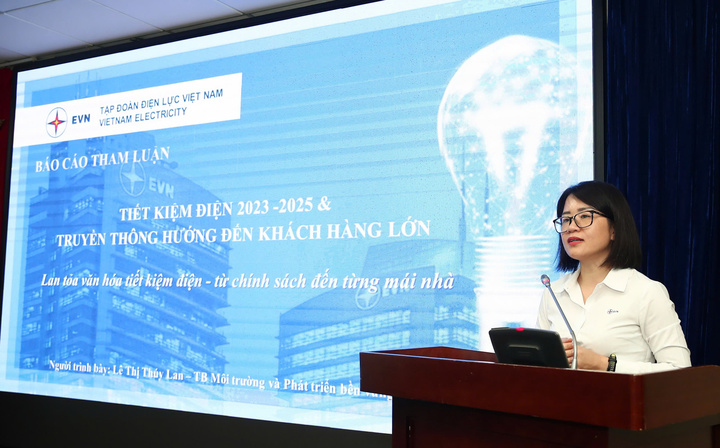 Bà Lê Thị Thuý Lan, Trưởng Ban Môi trường và Phát triển bền vững, Tập đoàn Điện lực Việt Nam thông tin về tình hình tiết kiệm điện 2023-2025 và kinh nghiệm triển khai công tác tuyên truyền tiết kiệm điện đến các khách hàng sử dụng điện lớn của EVN. Ảnh: Nam Nguyễn