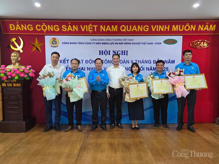 Ông Quách Văn Ngọc (thứ 3 từ trái sang) và ông Ngô Khải Hoàn lên trao tặng Bằng khen của Tổng Liên đoàn Lao động Việt Nam cho các đoàn viên có thành tích xuất sắc trong hoạt động công đoàn