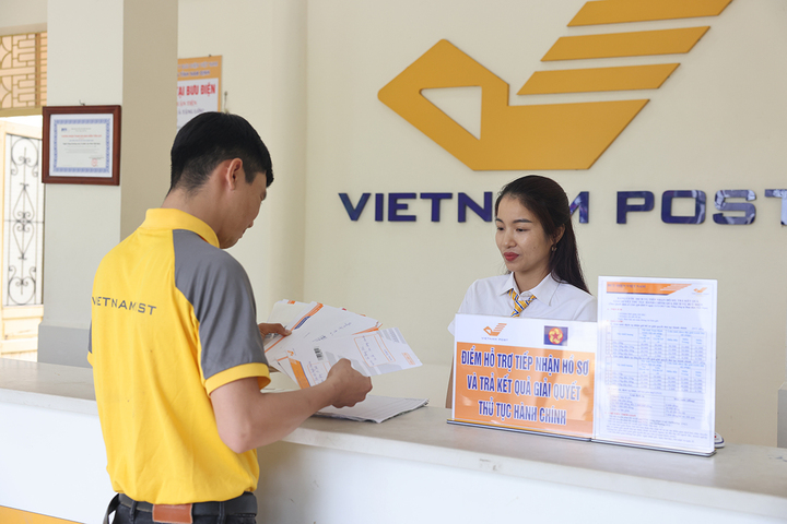 Bưu điện xã hỗ trợ tiếp nhận hồ sơ và trả kết quả giải quyết thủ tục hành chính (Ảnh: Vietnam Post)