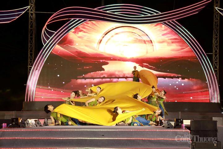 Hơn 150 diễn viên từ Nhà hát Ca múa nhạc dân gian Sao Biển và Đoàn Ca múa dân tộc Đắk Lắk mang đến những màn trình diễn mãn nhãn