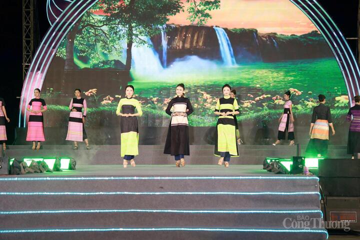 Các phần trình diễn thời trang ấn tượng trong chương trình