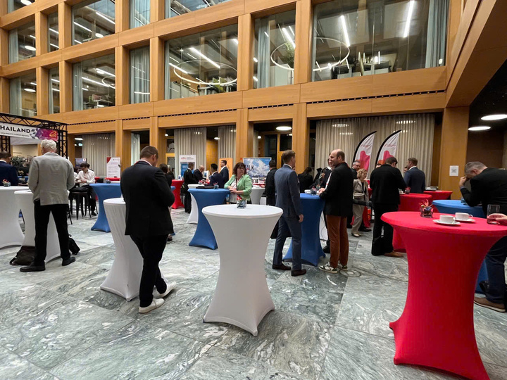 Khách mời tham dự diễn đàn. Ảnh: Thương vụ Việt Nam tại Đức