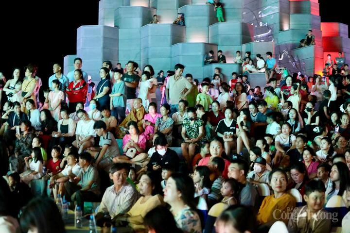 Sự kiện thu hút sự quan tâm của đông đảo người dân và du khách.