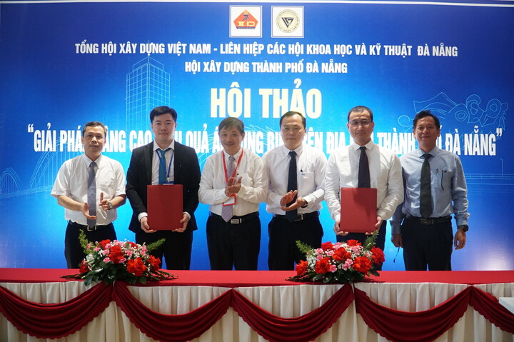 Ký kết hợp tác giữa Trung tâm Nghiên cứu, đào tạo thiết kế vi mạch và trí tuệ nhân tạo Đà Nẵng (DSAC) với Công ty CP Xây dựng và Công nghệ BIM4C và Hội Xây dựng thành phố Đà Nẵng về thúc đẩy số hóa và đổi mới sáng tạo trong ngành xây dựng Đà Nẵng. Ảnh: Vũ Lê