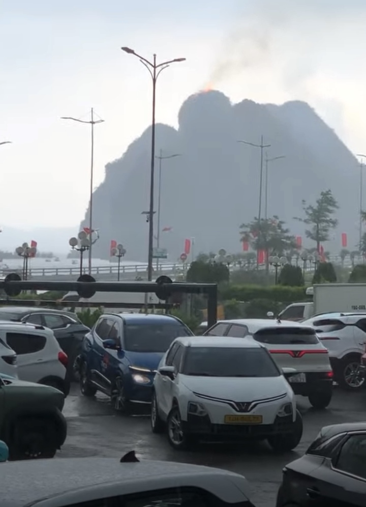Sét đánh gây cháy trên núi tại Hạ Long, Quảng Ninh