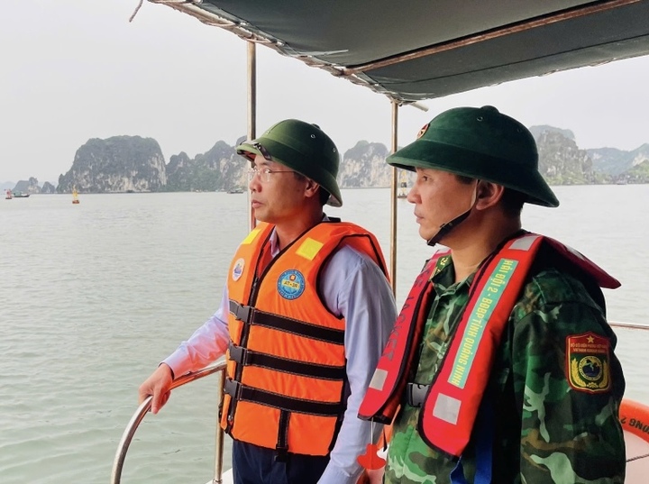 Lãnh đạo tỉnh Quảng Ninh tại hiện trường chỉ đạo công tác tìm kiếm cứu nạn tàu khách bị lật tại vịnh Hạ Long