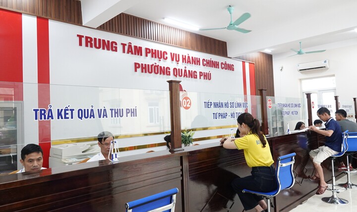 Sau khi vận hành mô hình chính quyền địa phương 2 cấp, mọi thủ tục, yêu cầu của người dân, doanh nghiệp đã được đáp ứng kịp thời, nhanh chóng. Ảnh: Quốc Huy
