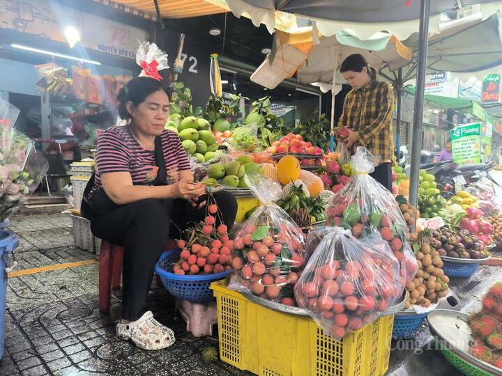 Tiểu thương bán trái cây ở chợ Tân Định, TP. Hồ Chí Minh. Ảnh: Nguyễn Ngọc