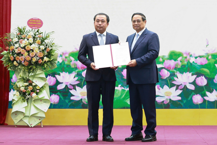 Thủ tướng Phạm Minh Chính trao Quyết định bổ nhiệm quyền Bộ trưởng Bộ Nông nghiệp và Môi trường cho ông Trần Đức Thắng. Ảnh: Bộ NN&MT