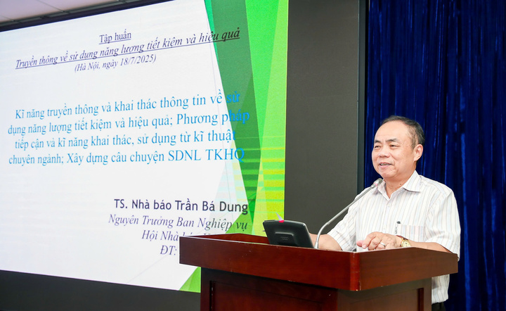 TS. Trần Bá Dung, nguyên Trưởng Ban nghiệp vụ, Hội Nhà báo Việt Nam chia sẻ về kỹ năng truyền thông và khai thác thông tin về sử dụng năng lượng tiết kiệm và hiệu quả. Ảnh: Nam Nguyễn