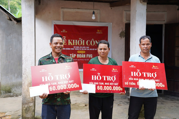 Niềm vui của anh Alăng Nháu cùng 2 hộ gia đình khác tại xã Sông Kôn khi được nhận hỗ trợ 60 triệu đồng/hộ để xây dựng nhà mới, hoàn thành trước 31/8/2025, kịp trước mùa mưa bão năm 2025. Ảnh: Bình An