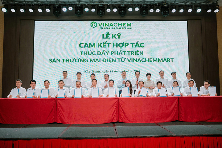 Lễ ký kết hợp tác thúc đẩy phát triển sàn thương mại điện tử Vinachemmart giữa các đơn vị thành viên trong Tập đoàn.