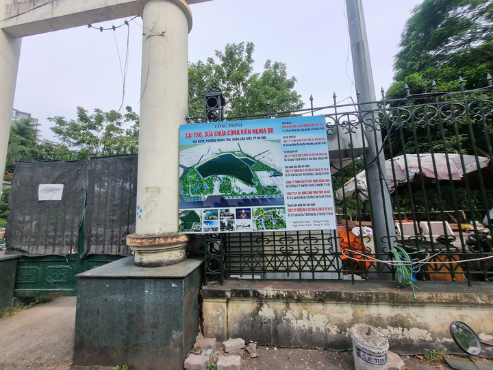 Bảng thông tin dự án được treo bên ngoài, công viên; cổng công viên đóng để bảo đảm an toàn trong quá trình thi công.