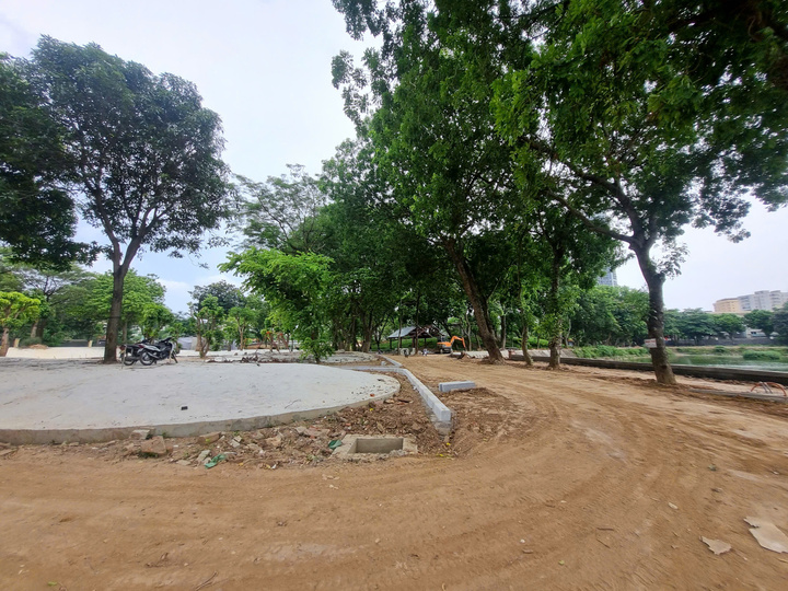 Các khu vực trong công viên được san lấp, chuẩn bị cho việc lát gạch và trồng cây xanh.