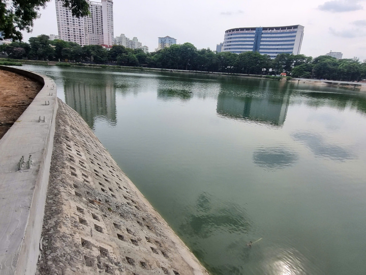 Kè hồ cơ bản hoàn thiện, tạo không gian an toàn và sạch đẹp.