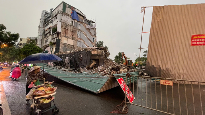 Tấm tôn quây xung quanh khu vực thi công Hàm Cá Mập đổ ngổn ngang sau cơn giông, mưa lớn