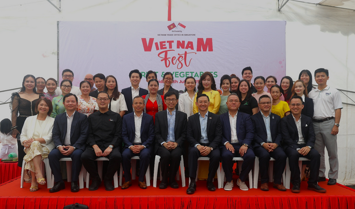 Các quan khách chụp ảnh lưu niệm với các doanh nghiệp Việt Nam
