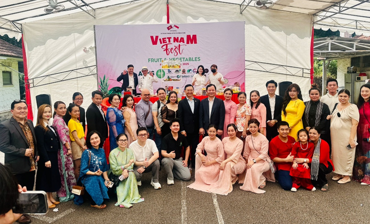 Các đầu bếp Singapore biểu diễn chế biến các món ăn từ rau củ và trái cây Việt Nam