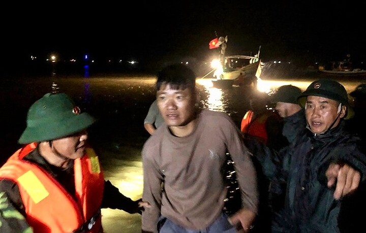 Du khách được đưa vào bờ sau sự cố chìm tàu du lịch. Ảnh: Phúc Sơn