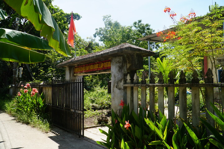 Thôn Trung Sơn cũng nổi tiếng có truyền thống yêu nước. Trong 2 cuộc kháng chiến chống Pháp và Mỹ, các hộ trong thôn Trung Sơn đi theo cách mạng. Nơi đây có 97 liệt sỹ, 24 Bà mẹ Việt Nam anh hùng và 2 Anh hùng lực lượng vũ trang nhân dân. Ảnh: Bình An