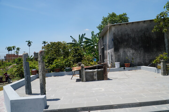 Nơi đây cũng có những mạch giếng không bao giờ cạn. Trước đây, khi chưa có nước chi cục, xung quanh nước nhiễm phèn, mặn, người dân đều đến  đây gánh nước về dùng. Ảnh: Bình An