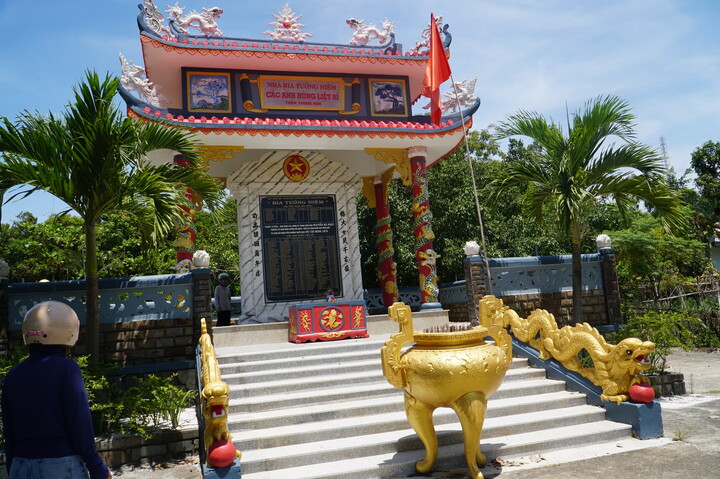 Nhà bia tưởng niệm các anh hùng liệt sĩ thôn Trung Sơn. Ảnh: Bình An