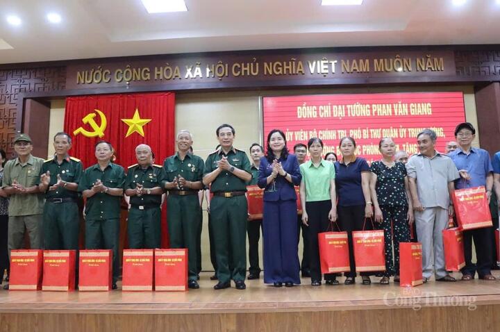 Đại tướng Phan Văn Giang tặng cho cho gia đình chính sách, người có công ở Đắk Lắk.
