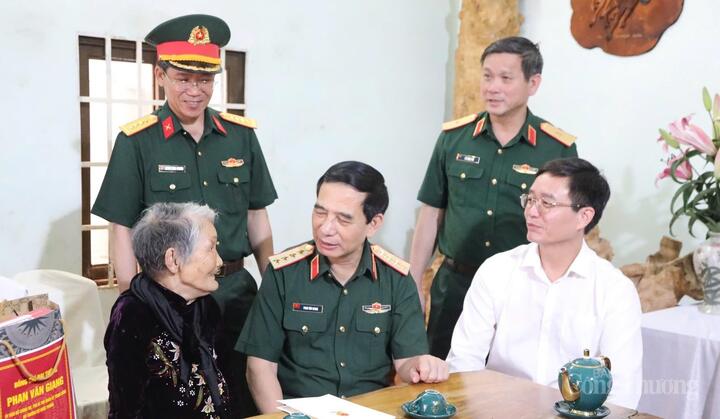 Đại tướng Phan Văn Giang cùng ông Nguyễn Đình Trung, Bí thư Tỉnh uỷ Đắk Lắk thăm, tặng quà Bà mẹ Việt Nam anh hùng.