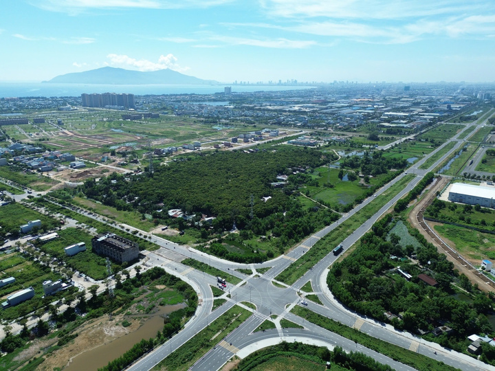 Vị trí rừng Trung Sơn rất đặc biệt, phía Nam giáp Khu công nghiệp Hòa Khánh (mở rộng), phía Tây giáp đường Vành đai, phía Bắc và phía Đông giáp khu đô thị. Xung quanh đều là “hơi thở” của đô thị hóa và rừng Trung Sơn nằm giữa, nổi bật như một lá phổi xanh đầy sức sống. Ảnh: Bình An