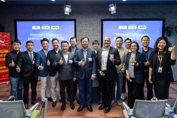 Các diễn giả và đối tác chính chụp ảnh lưu niệm tại Chương trình
