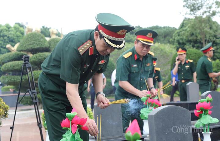 Đại tướng Phan Văn Giang dâng hương viếng các Anh hùng liệt sĩ tại Nghĩa trang liệt sĩ tỉnh Đắk Lắk.