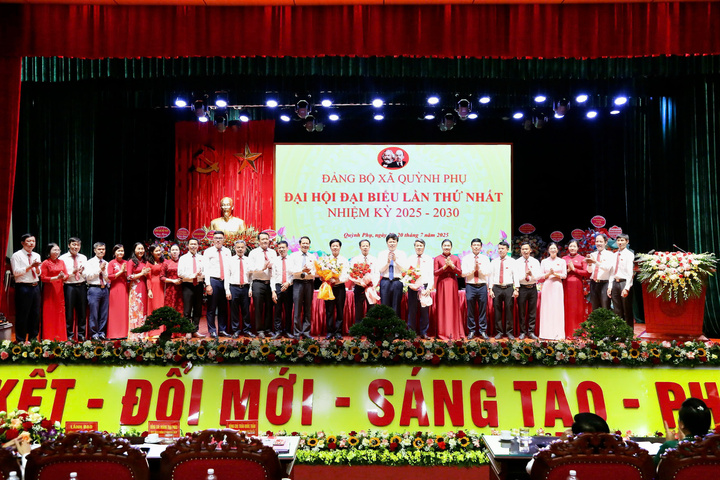 Ông Trần Quốc Toản, Phó Bí thư Thường trực Tỉnh ủy Hưng Yên và ông Hoàng Thái Phúc, Ủy viên Ban Thường vụ, Trưởng ban Nội chính Tỉnh ủy tặng hoa chúc mừng Ban Chấp hành Đảng bộ xã Quỳnh Phụ, nhiệm kỳ 2025 - 2030. Ảnh: Trịnh Cường