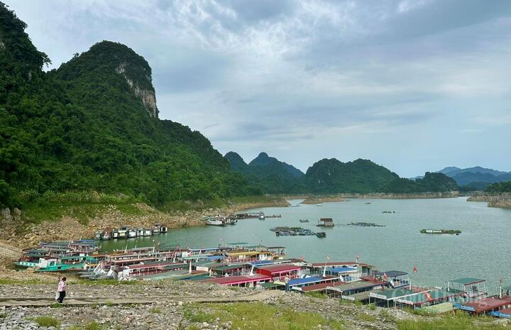 UBND xã Thung Nai đã kiến nghị đơn vị quản lý cảng tạm dừng toàn bộ hoạt động xuất bến trong thời gian diễn ra cơn bão số 3. Ảnh: Thu Thủy