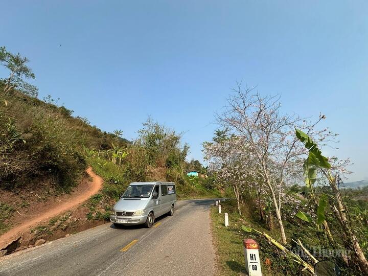 Các địa phương trên địa bàn tỉnh Điện Biên được chỉ đạo bố trí lực lượng canh gác tại các ngầm, tràn, khu vực nước chảy xiết, sẵn sàng phương án cấm đường, đảm bảo giao thông an toàn. Ảnh: Thu Thủy