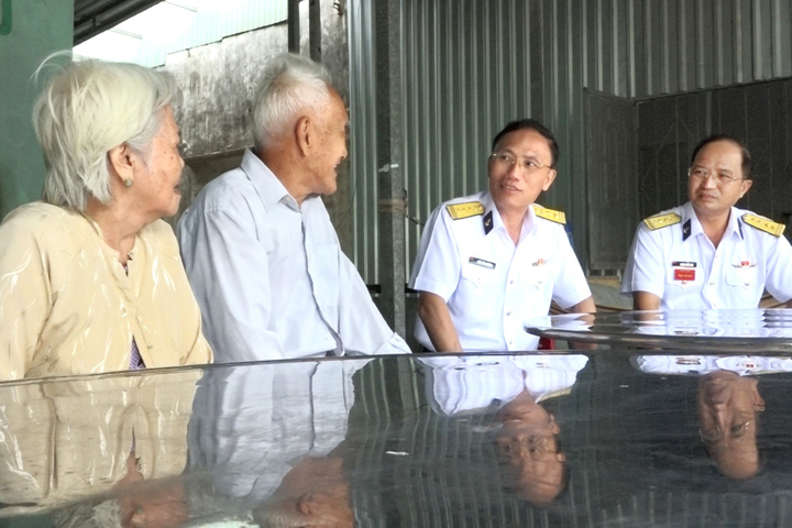 Đại tá Ngô Văn Thành, Chính ủy Vùng 5 Hải quân (thứ hai từ phải sang), thăm hỏi gia đình chính sách. Ảnh: Trần Kiên