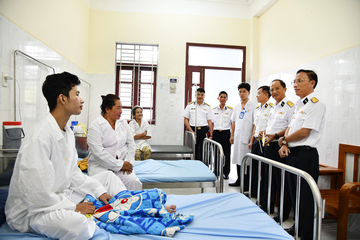 Đoàn công tác Bộ Tư lệnh Vùng 5 Hải quân thăm, động viên bệnh nhân tại Đội Điều trị 78. Ảnh: Văn Định, Trần Kiên