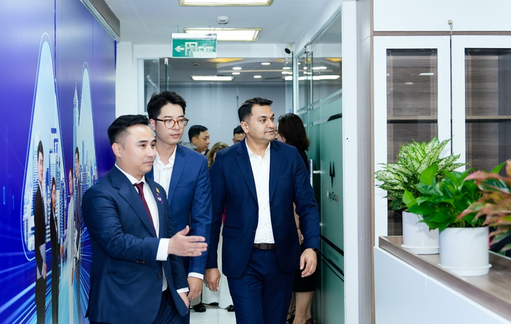 Ông Hiren Krishnani – Giám đốc Quan hệ nhà đầu tư và IPO khu vực Đông Nam Á của Nasdaq tham quan trụ sở Meey Group (bên phải)