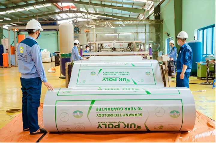 Mỗi tấm lợp phải trải qua các bài kiểm tra khắt khe, đảm bảo chất lượng tối ưu trước khi xuất xưởng