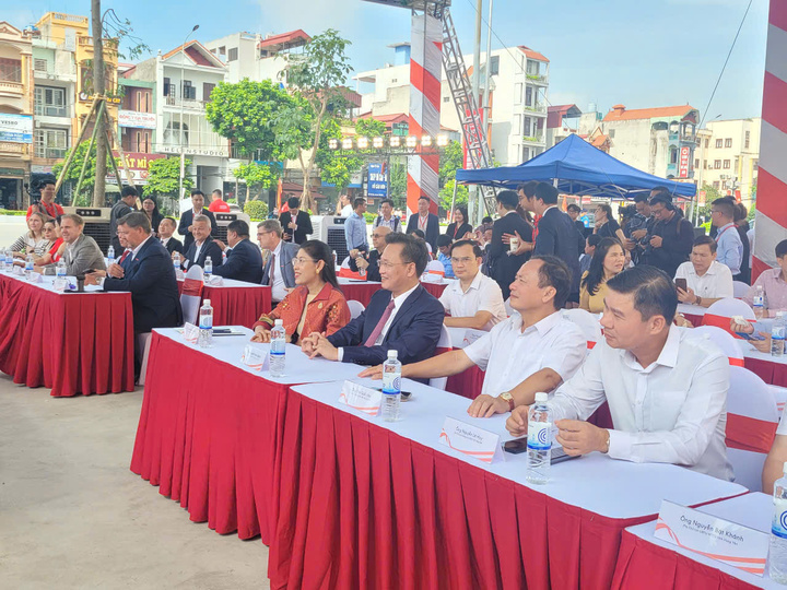 Đại sứ Thái Lan tại Việt Nam Urawadee Sriphiromya cùng lãnh đạo tỉnh Hưng Yên đã dự Lễ khai trương siêu thị GO! Hưng Yên. Ảnh: Thùy Dương