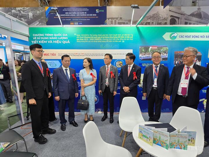 Lãnh đạo Bộ Công Thương, Sở Công Thương Hà Nội và Thành phố Busan (Hàn Quốc) thăm quan các gian hàng tại triển lãm