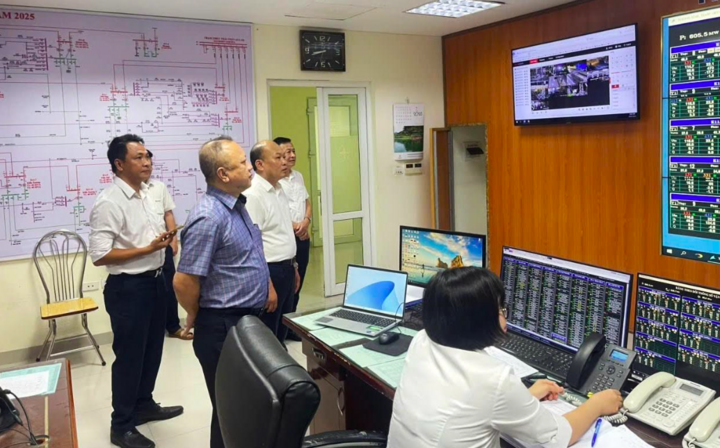 Lãnh đạo EVNNPC kiểm tra đơn vị điều hành điện