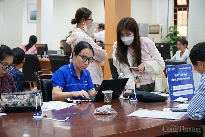 Người dân đến thực hiện các thủ tục tại Trung tâm phục vụ hành chính công phường Buôn Ma Thuột. Ảnh: HN