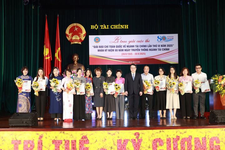 Ban Tổ chức trao giải cho các tác phẩm báo chí đoạt giải C. Ảnh: NH