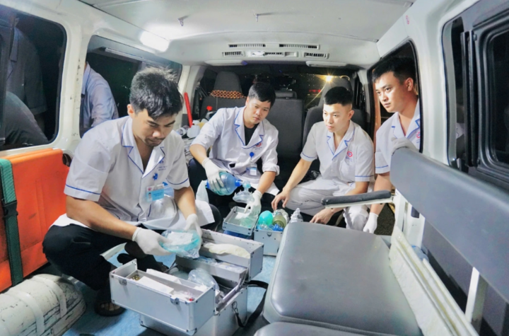 Lực lượng y tế Quảng Ninh ứng cứu các nạn nhân vụ lật thuyền ở Hạ Long