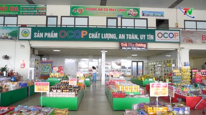 Quầy hàng sản phẩm OCOP được bày bán tại các trạm dừng nghỉ. Ảnh: Phương Thanh