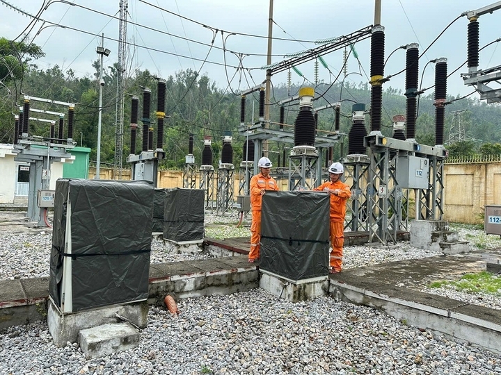Công nhân TBA 110 kV Giếng Đáy_Pc Quảng Ninh thực hiện chằng chống thiết bị, phòng chống cơn bão số 3.