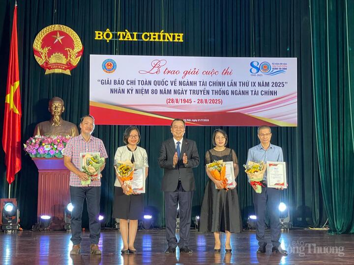 Thứ trưởng Bộ Tài chính Nguyễn Đức Chi trao giải cho tác phẩm đoạt giải A. Ảnh: Nguyễn Hoà